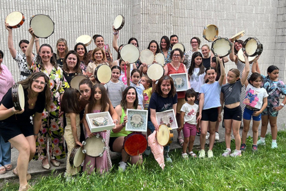 La pandereta une generaciones en el fin de curso de Matamorosa