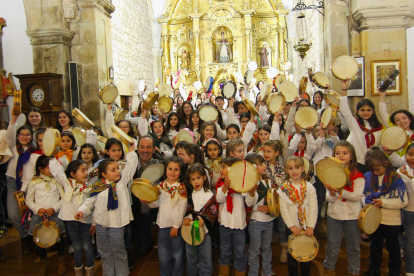Las pandereteras de Requejo cantaron a la Navidad