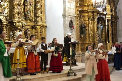 La Parroquia de San Sebastián celebró este domingo una misa campurriana