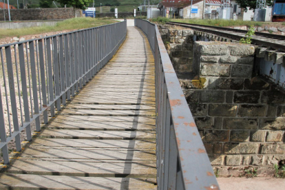 La pasarela del puente del ferrocarril entre Sorribero y la Avenida Calonge pierde tablas