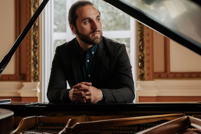 El pianista campurriano Hugo Selles acta este jueves en el Palacio de Festivales