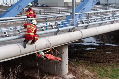 Pr�cticas de rescate en el puente del H�jar