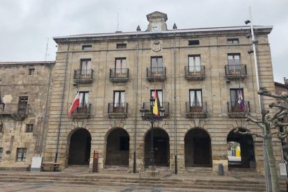 Reinosa congela IBI y Plusvala, sube las tasas de agua y basuras y establece incentivos para familias numerosas y emprendedores