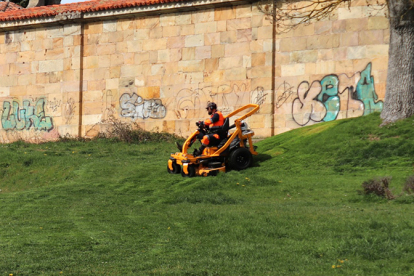 Reinosa inicia la siega de parques y jardines