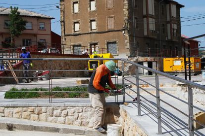 La remodelacin de la plaza de Mataporquera, financiada con fondos municipales, a falta del nuevo alumbrado