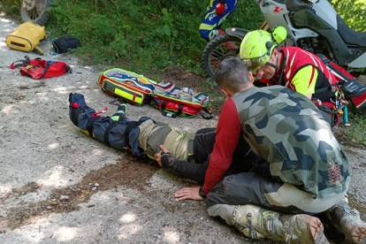 Rescatan y evacuan a un motorista herido en una zona boscosa de San Miguel de Aguayo