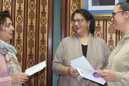 Reunin entre el Ayuntamiento de Reinosa y la Asociacin de Mujeres Gitanas Progresistas de Cantabria para conocer la 'Gua de Antigitanismo'