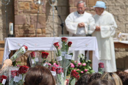 Rosas en honor a la Virgen de Montesclaros