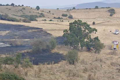 Servicios de emergencia y vecinos sofocan un incendio que amenazaba con acercarse al ncleo urbano de Fresno del Ro
