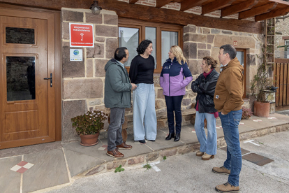 Susinos destaca el papel clave de los grupos de acci�n en la revitalizaci�n rural durante su visita a los apartamentos 'Los Lares'