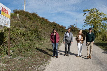 Susinos visita las obras de mejora en caminos rurales y en energas renovables realizadas en Santiurde de Reinosa