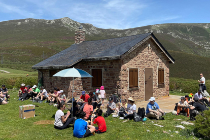 Trabajadores de Gamesa Electric y sus familias limpian residuos en Alto Campoo por el Da Mundial del Medio Ambiente