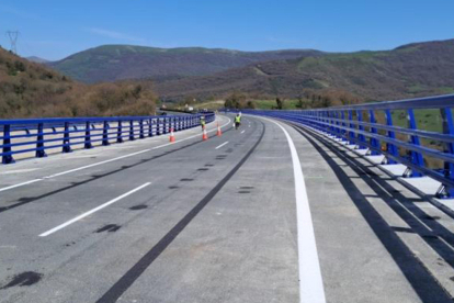 Transportes abre al trfico, tras su reparacin, la calzada sentido Santander del viaducto de Ha de la A-67