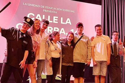 La Unidad de Educaci�n Especial del IES Montesclaros sale ovacionada tras su funci�n de teatro 
