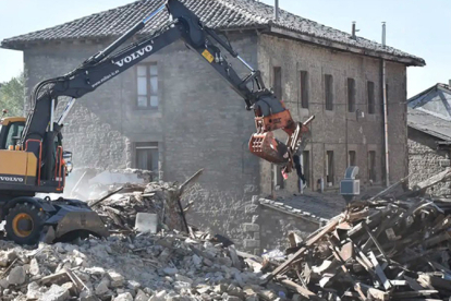 Valdeolea ejecuta la demolici�n de un edificio en ruina en Mataporquera