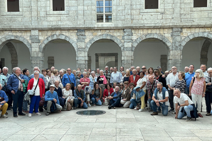 Vecinos de Valderredible y de Saint Crpin D'Auberoche visitan el Parlamento de Cantabria