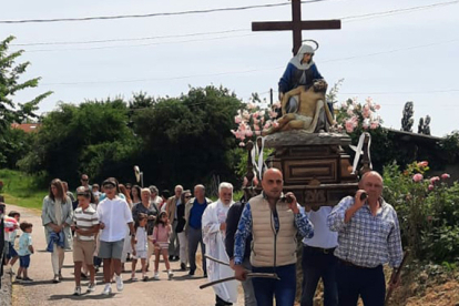 Los vecinos de Villasuso honran a la Sant�sima Trinidad
