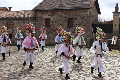 Los Zamarrones danzaron por Los Carabeos