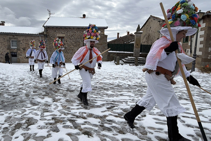 Los Zamarrones danzaron sobre la nieve en Los Carabeos