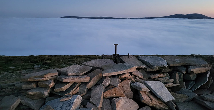 Sobre la niebla, en la cima del Liguardi