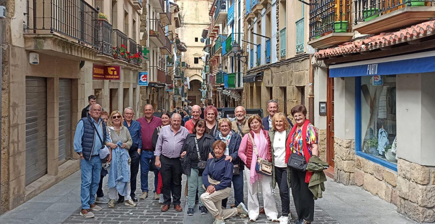 Los de Requejo visitaron el museo Balenciaga en Guetaria y disfrutaron de la Feria de la Anchoa en Santoa