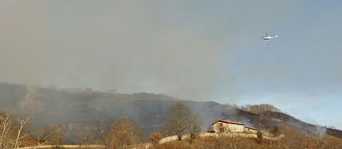 El de San Miguel de Aguayo, uno de los veinte incendios activos en Cantabria