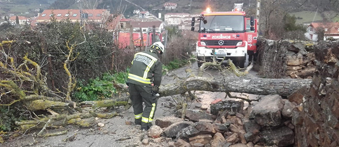 El 112 coordina 117 incidencias del temporal por nieve, viento y costeros