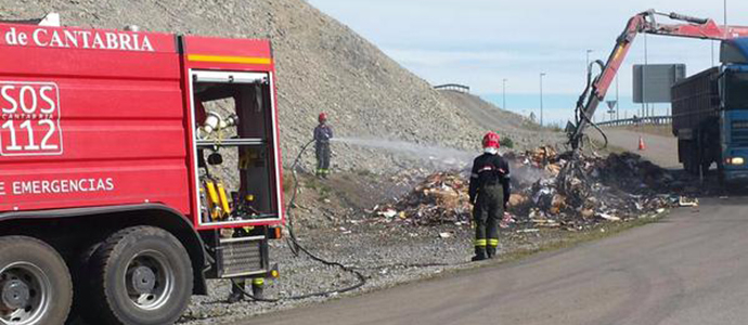 El 112 da por finalizada la extincin y limpieza de los fardos de cartn en la A-67