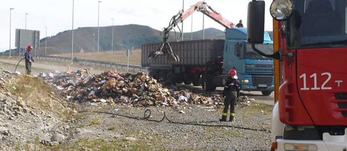 El 112 da por finalizada la extincin y limpieza de los fardos de cartn en la A-67