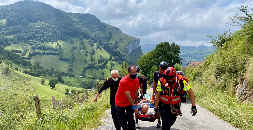 El 112 evaca a un ciclista que colision con una moto en el monumento a la Vaca Pasiega