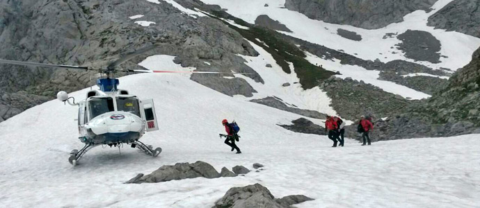 El 112 evacua en helicptero a un montaero que haba cado en una sima en Picos de Europa