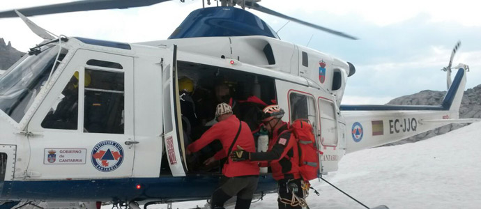 El 112 evacua en helicptero a un montaero que haba cado en una sima en Picos de Europa