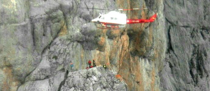 El 112 y el Greim rescatan a dos montaeros heridos en Picos de Europa