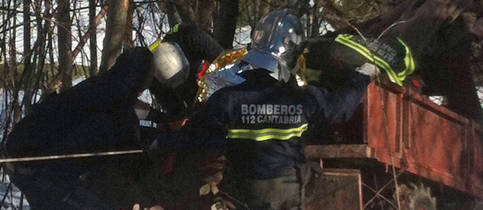 El 112 libera a dos hombres atrapados al salirse de la carretera el tractor que conducan