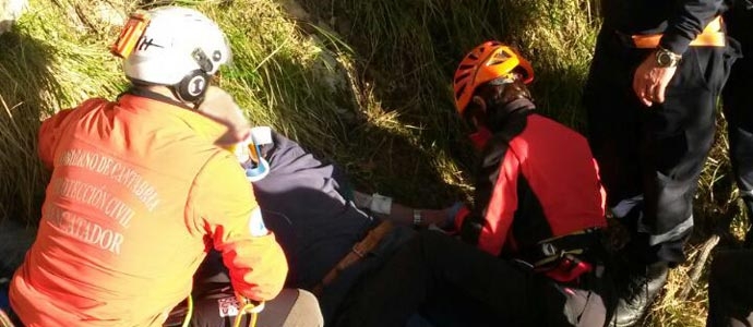 El 112 rescata a un hombre que se haba precipitado 10 metros en los Collados del Asn 