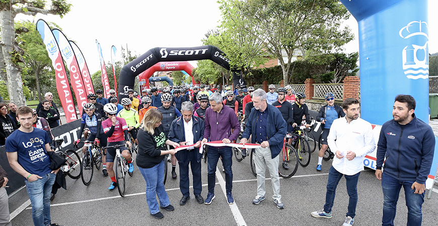 Unos 1.500 cicloturistas toman la salida de La Cantabrona