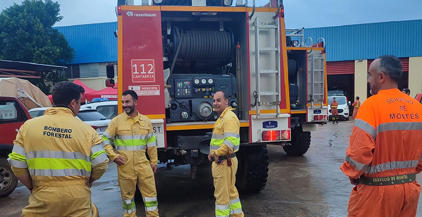 30 bomberos de Cantabria y 14 voluntarios municipales estn ya desplegados en la zona de la DANA