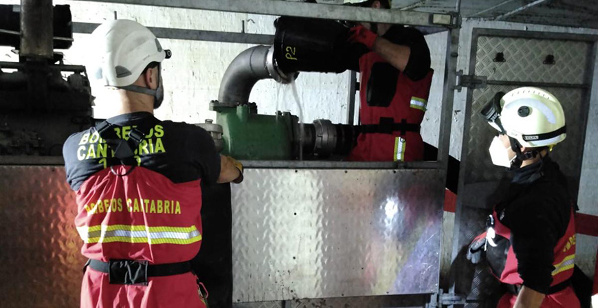 30 bomberos de Cantabria y 14 voluntarios municipales estn ya desplegados en la zona de la DANA