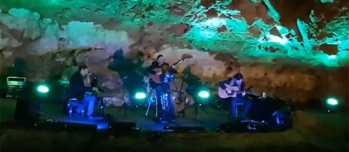 300 espectadores se reencuentran con la esencia de Los Secretos en El Soplao
