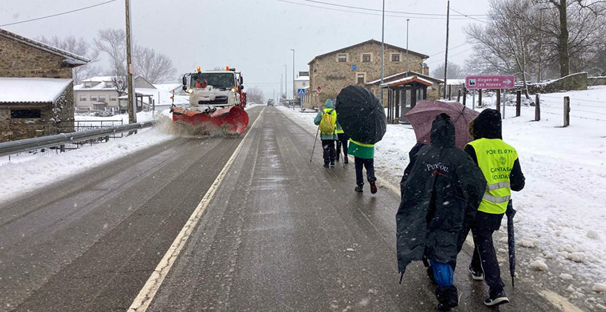 33.000 pasos solidarios entre la nieve unen Campoo de Yuso, Enmedio y Suso