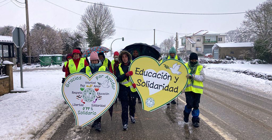 33.000 pasos solidarios entre la nieve unen Campoo de Yuso, Enmedio y Suso