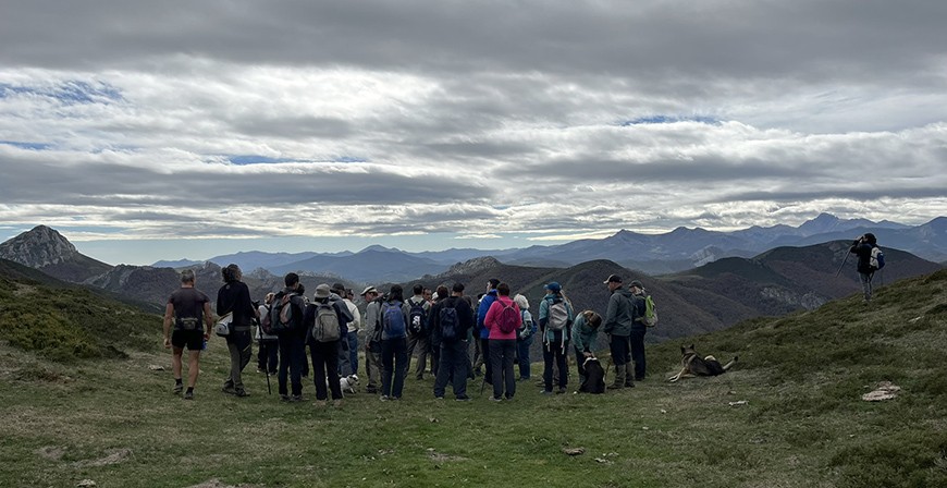 Unas 40 personas se unen en una marcha contra el proyecto de la carretera entre Reinosa y Potes  