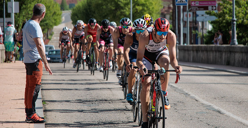 Unos 400 deportistas participan en el VII Triatln de Aguilar de Campoo
