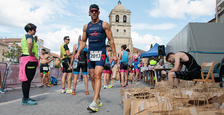 Unos 400 deportistas participan en el VII Triatln de Aguilar de Campoo