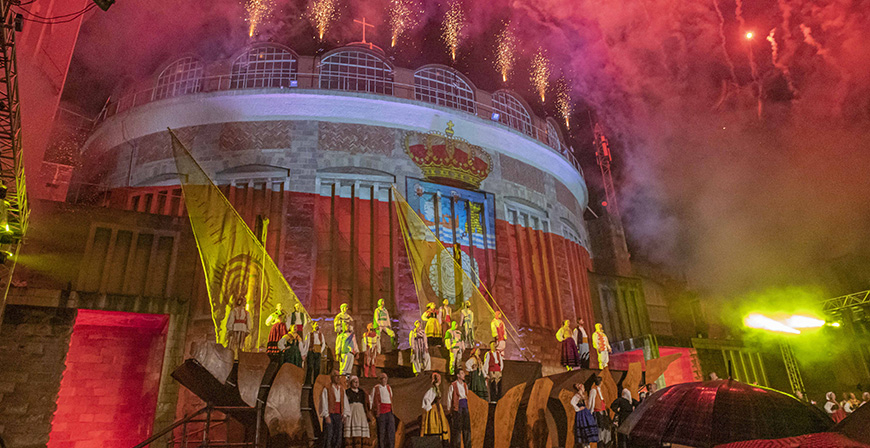 Unas 5.000 personas presenciaron anoche la primera sesin del espectculo de apertura del Ao Jubilar en Torrelavega