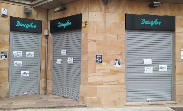 El 85% de la plantilla de Douglas vuelve a secundar la huelga que mantiene cerrada, entre otras, la tienda de Reinosa