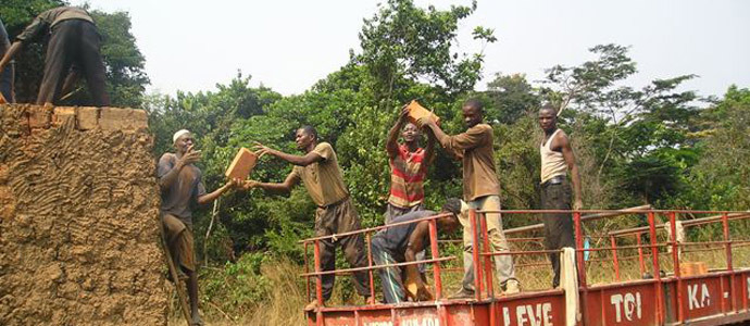 Adelante con frica construye una escuela en El Congo