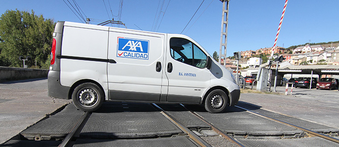 Adif ejecuta las obras de reparacin del paso a nivel de Mataporquera
