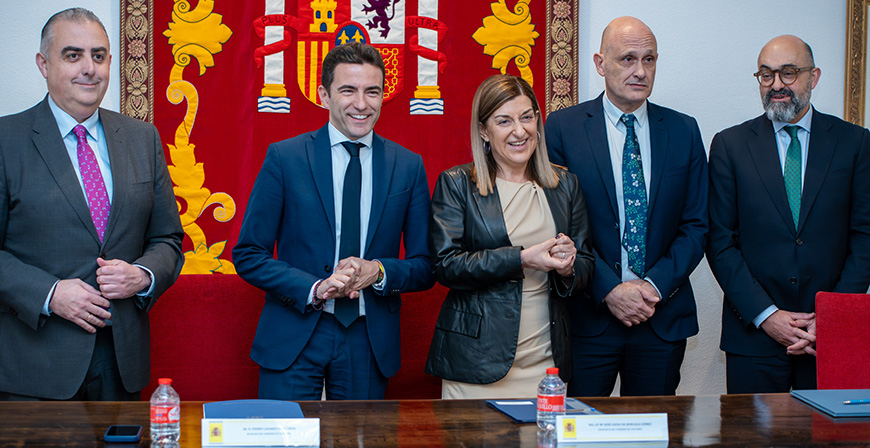 ADIF, Gobierno de Cantabria y Los Corrales firman el protocolo para la eliminaci�n de cuatro pasos a nivel y el desv�o del tr�fico pesado fuera del casco urbano