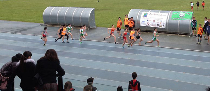 Adrin Gutirrez consigue el primer puesto en los 500 metros de la Liga Escolar de Atletismo en Castro Urdiales